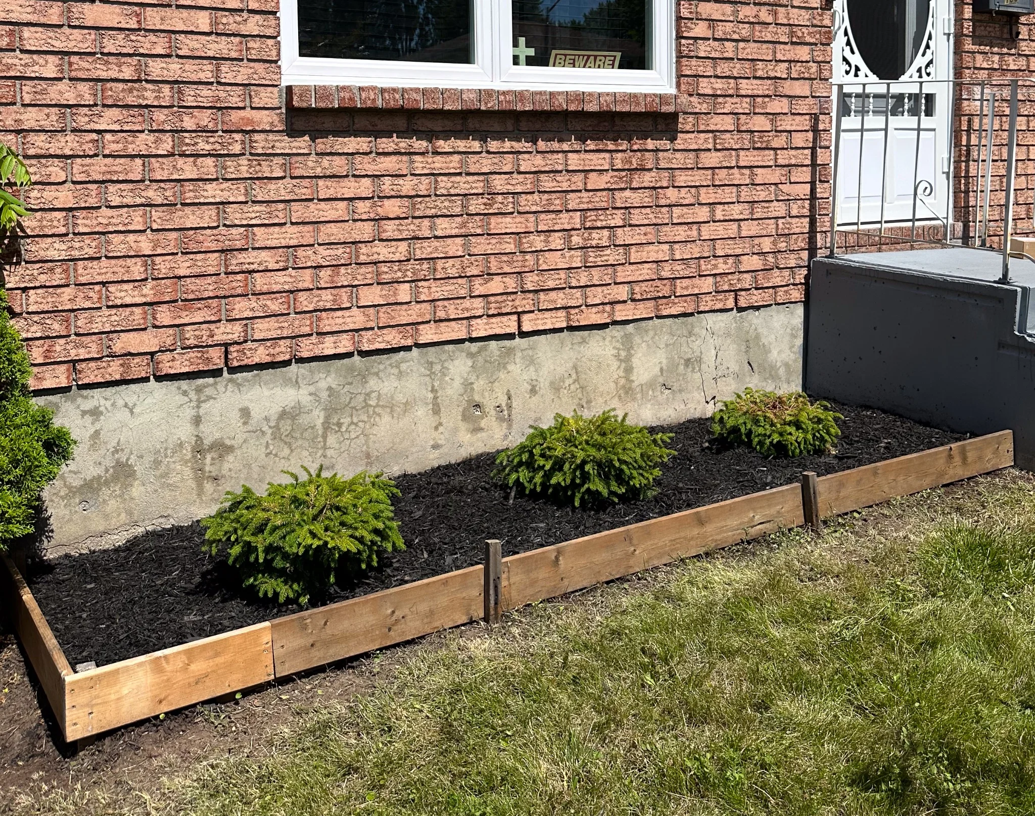 Cleaned and freshly mulched front garden bed in Cornwall after Walkers Landscaping service